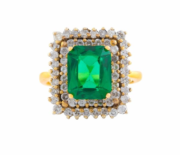 L'Émeraude et les Célébrités : Histoires de Bijoux Légendaires