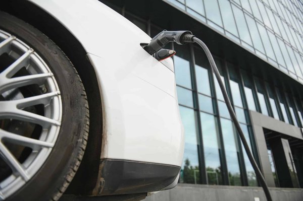 Quelles sont les options de recharge à domicile pour une voiture hybride électrique?